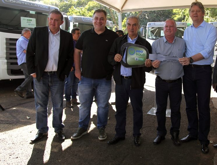 ``Vai ajudar e muito na colheita´´: Neno Razuk comemora com Reinaldo entrega de caminhões para 12 municípios de MS