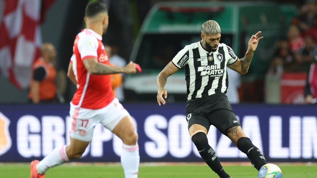 Botafogo bate Internacional no Sul e fica a um empate do título do Brasileirão