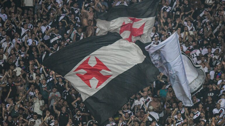 Vegetti e Coutinho marcam e Vasco goleia Portuguesa no Campeonato Carioca