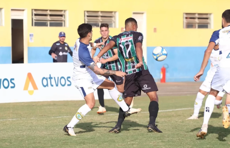Costa Rica marca nos acréscimos, vira jogo e fica perto da classificação