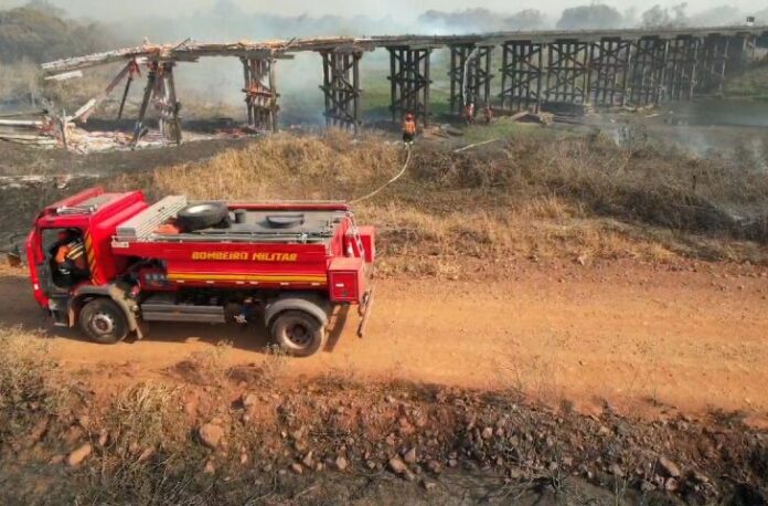 Bombeiros de MS atuam para preservar pontes, vegetação e moradias no Pantanal
