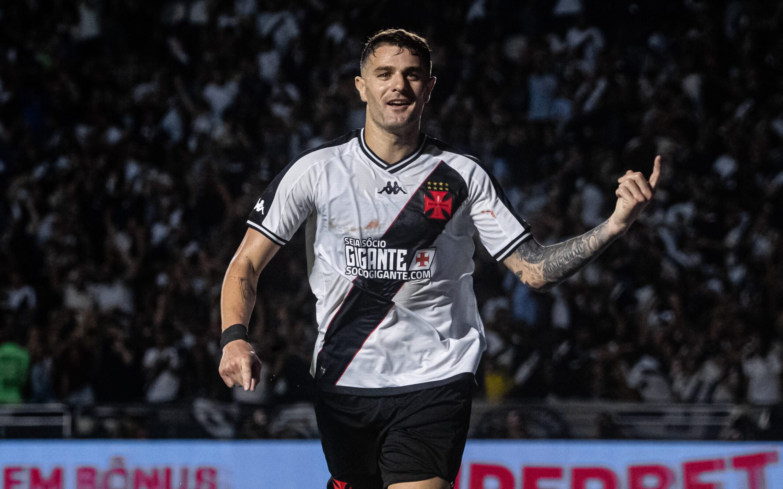 Vasco busca a virada no fim e vence o Athletico-PR em prévia da Copa do Brasil