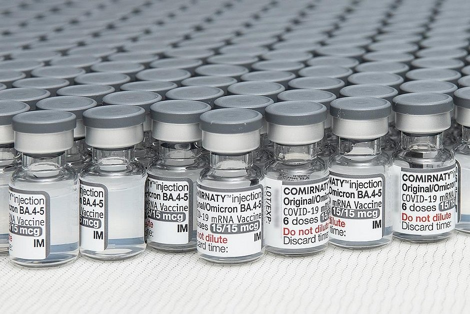 Vacina bivalente da Pfizer está disponível para pessoas acima de 18 anos em Dourados