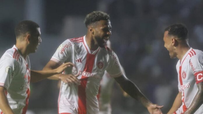 Inter vence o Vasco em São Januário e chega a 15 jogos de invencibilidade no Brasileiro