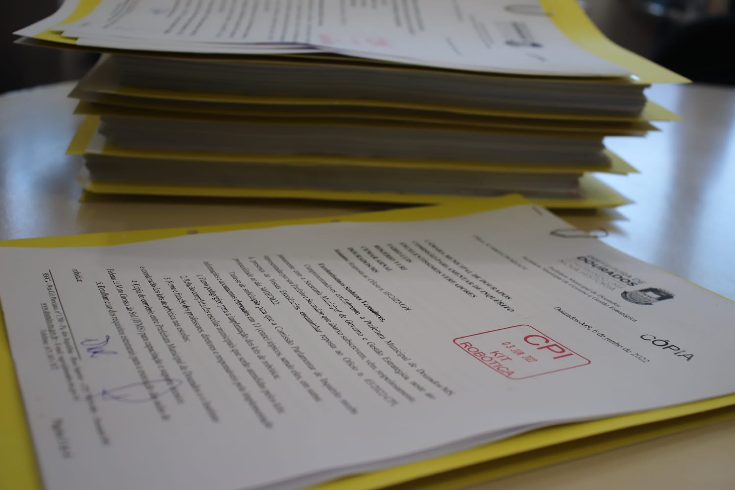Prefeitura entrega remessa com 800 folhas de documentos para CPI do Kit Robótica
