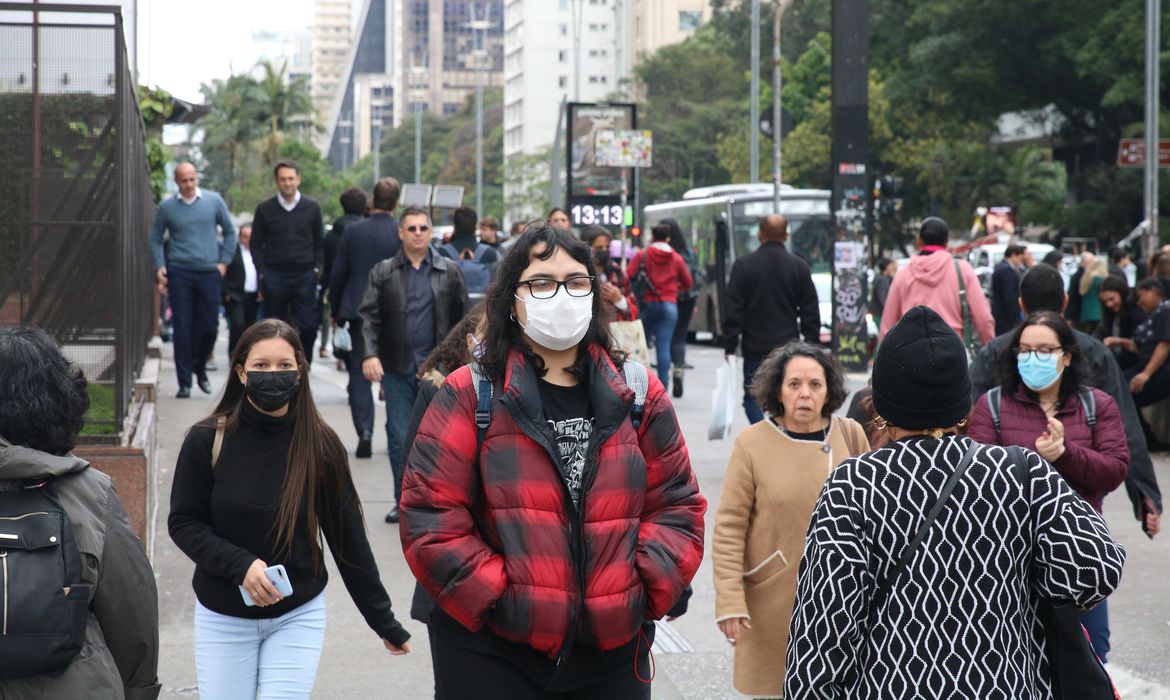 Brasil registra 12,6 mil novos casos de covid-19 em 24 horas