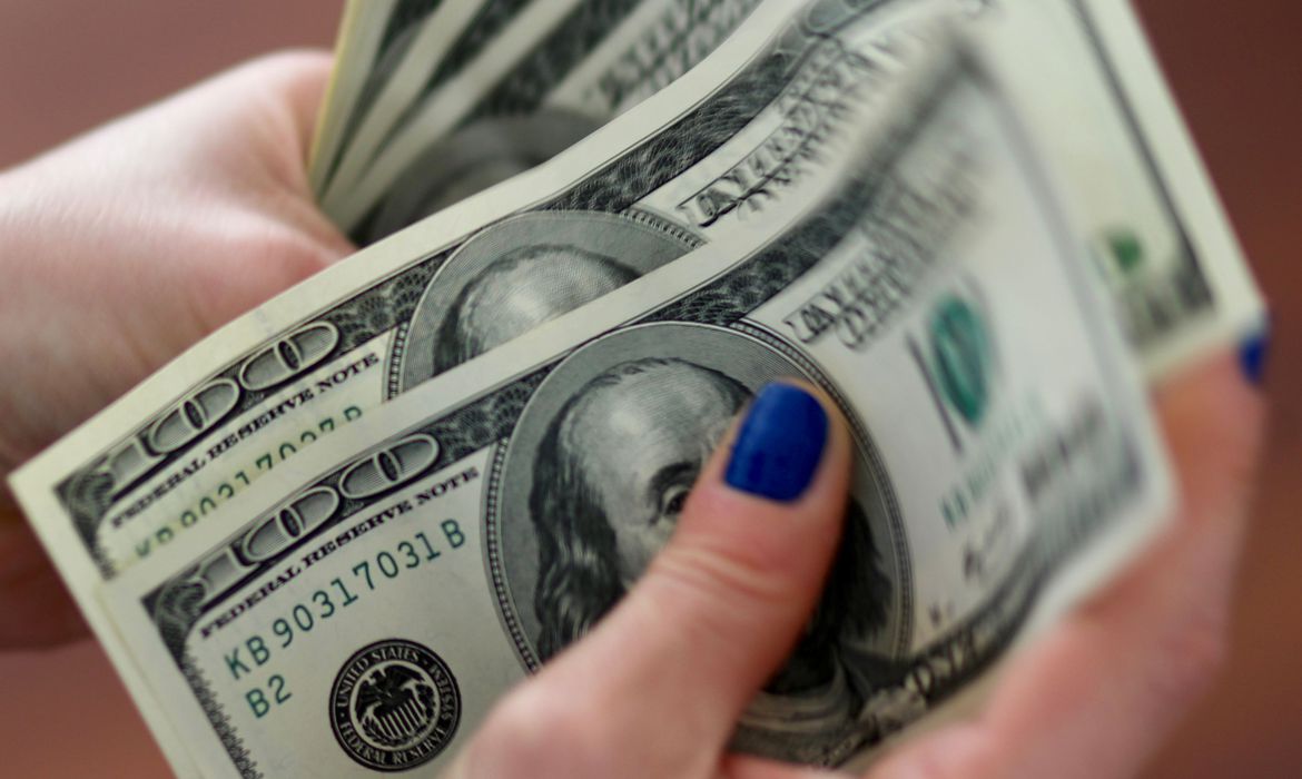 Dólar fecha estável, vendido a R$ 5,17, em dia de volatilidade