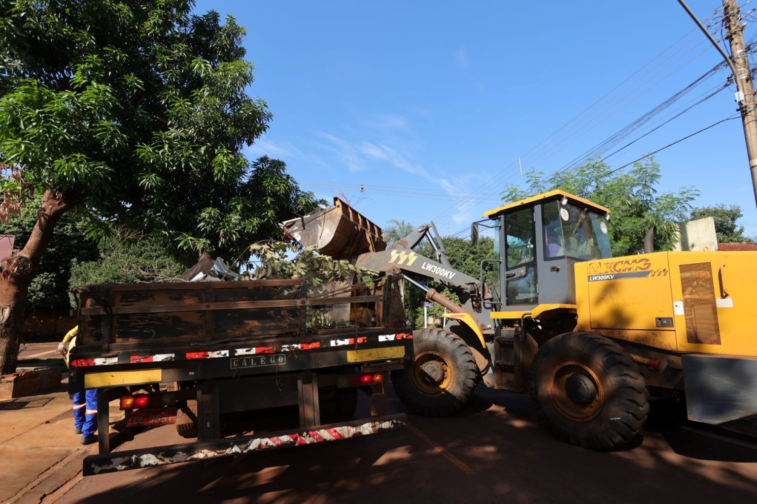 Dourados: Jóquei Clube é segundo bairro a receber mutirão de limpeza da prefeitura