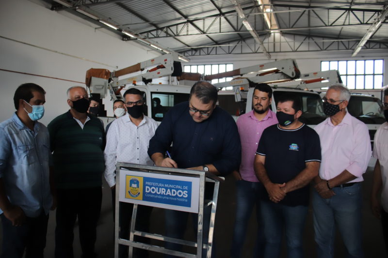 Alan Guedes assina a ordem de serviço para reestruturar iluminação pública