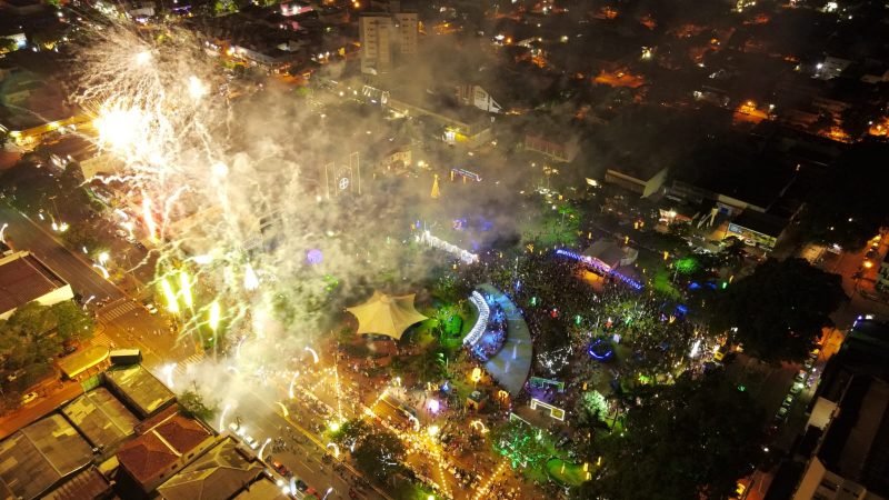 Dourados Brilha reúne 20 mil pessoas na noite de lançamento