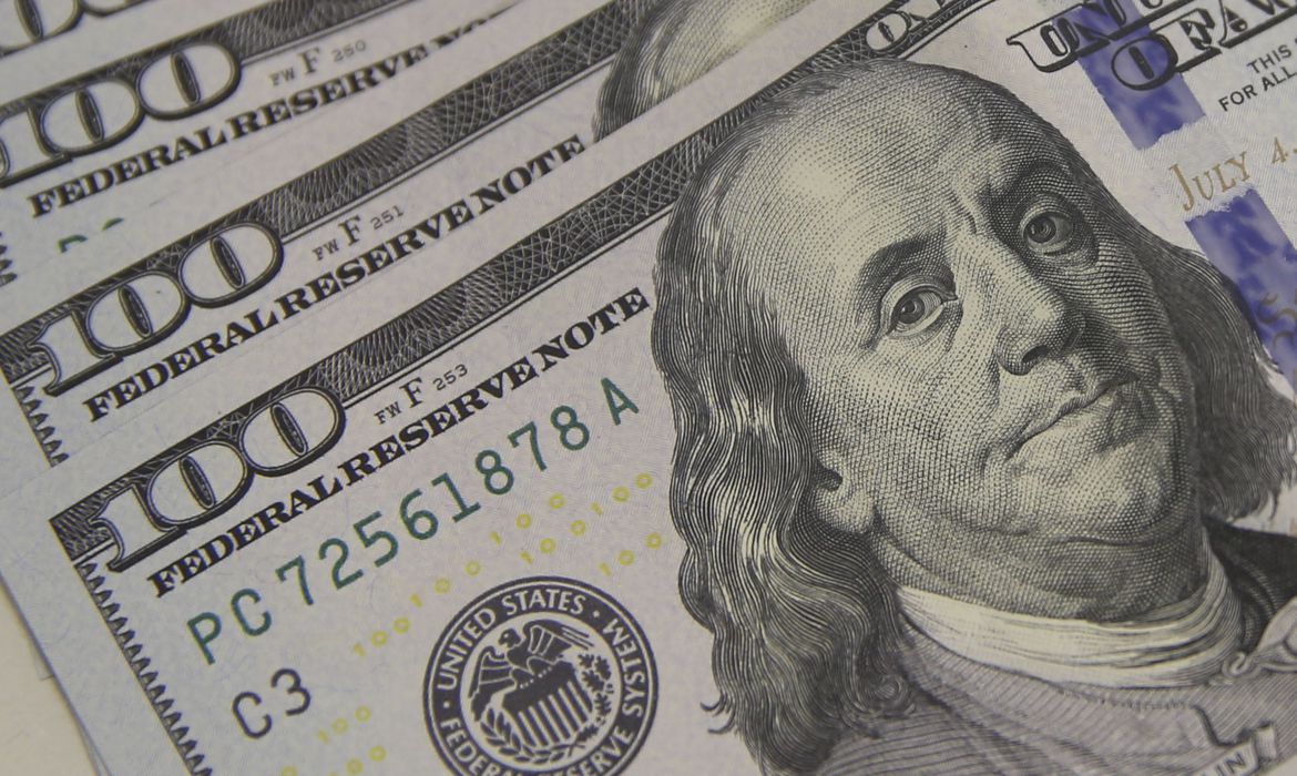 Dólar cai pela segunda vez seguida e volta a ficar abaixo de R$ 4,70
