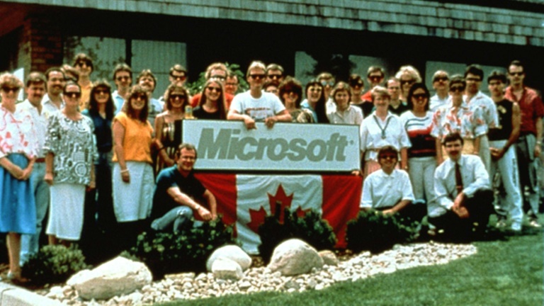 ‘Entediante, mas lucrativa’: Microsoft completa 50 anos em meio a desafio da IA