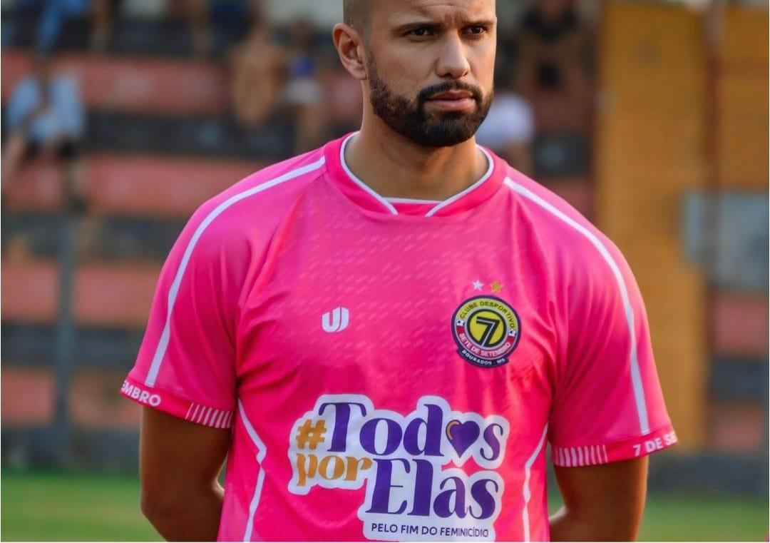 Na Série B, Sete usa camisa em apoio à luta contra feminicídio e racismo