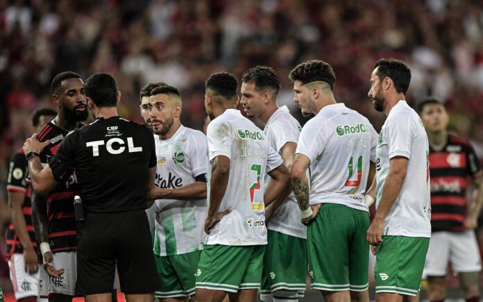 Árbitros de três jogos do Campeonato Brasileiro serão afastados pela CBF
