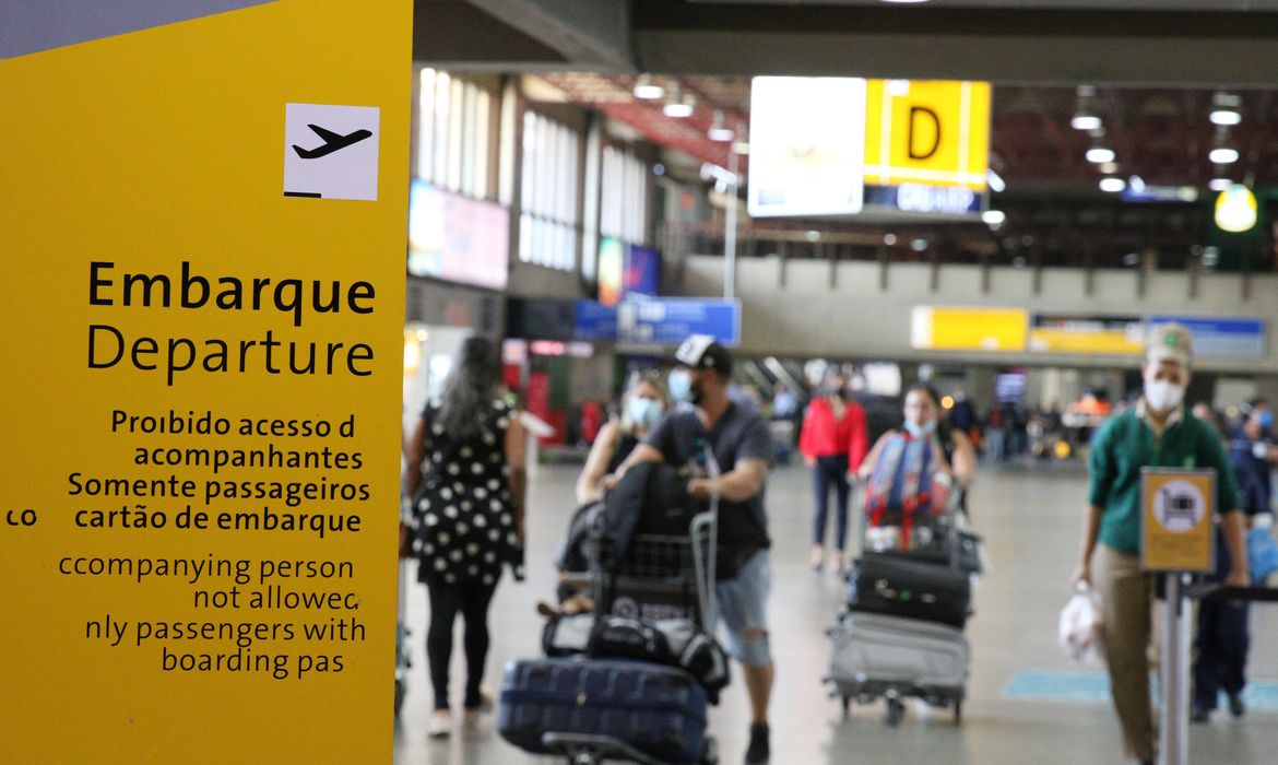 Greve dos aeronautas segue pelo 4º dia com voos atrasados