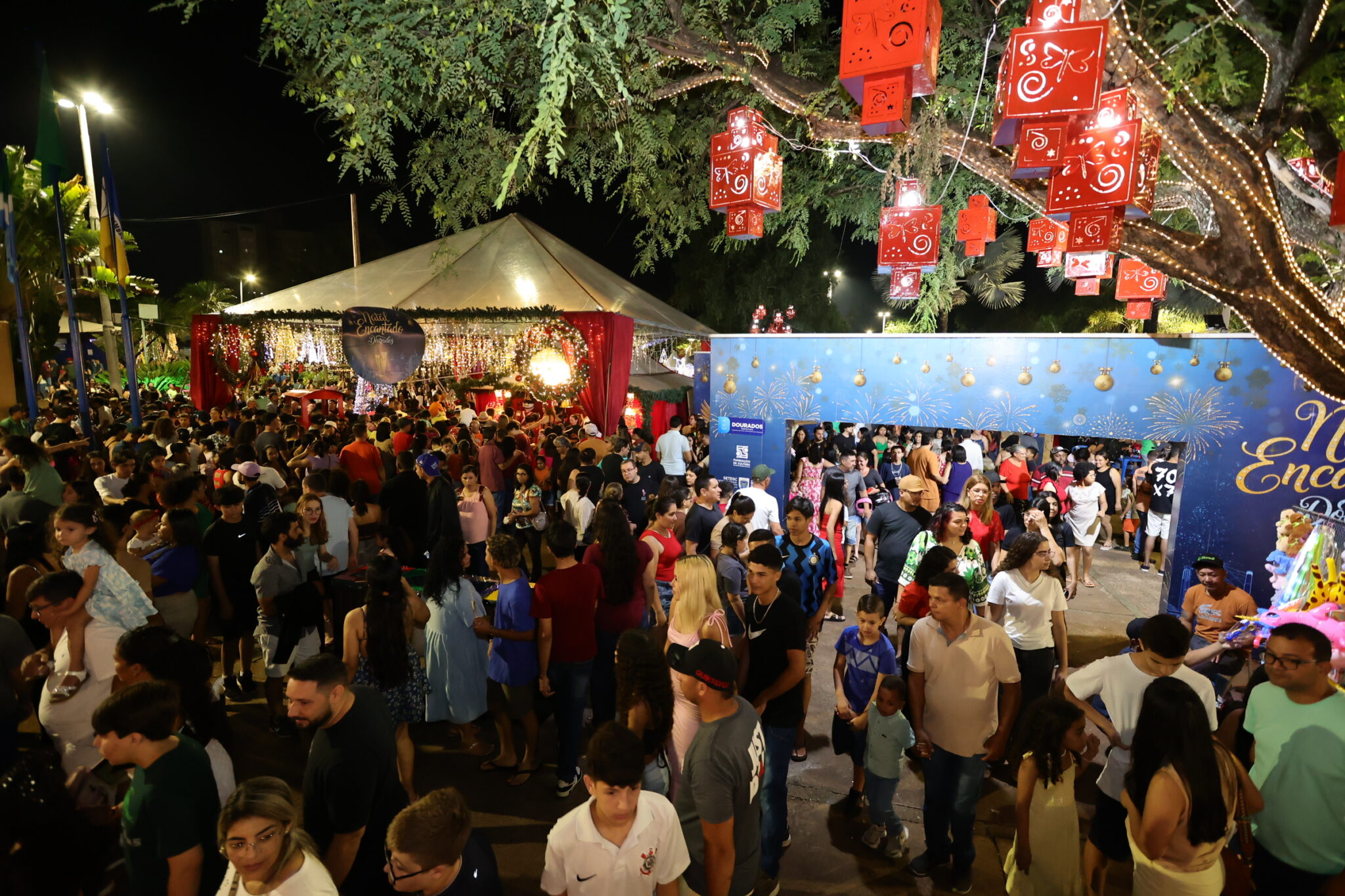 Prefeitura leva brinquedo bate-bate grátis e Casa do Papai Noel para crianças no Natal Encantado
