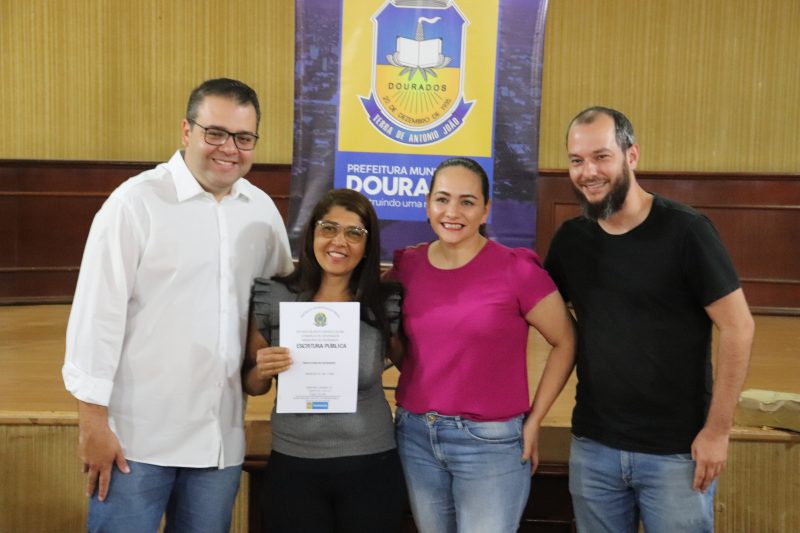 Em última ação do ano, Agehab entrega 43 escrituras