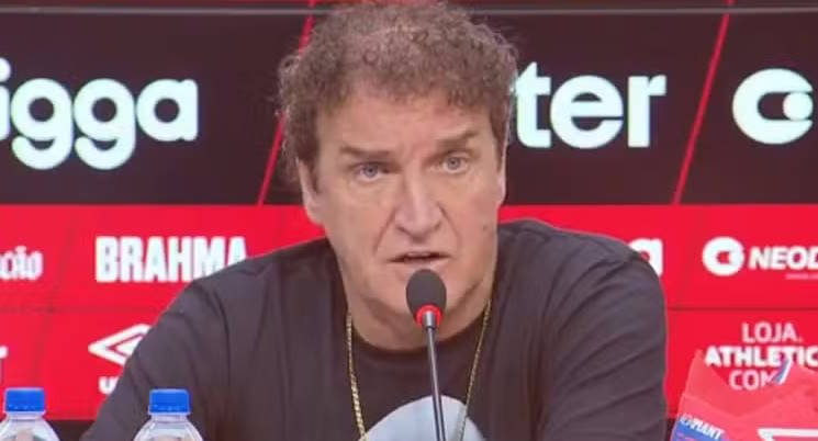 Athletico-PR confirma saída de Cuca após desconforto em entrevista coletiva