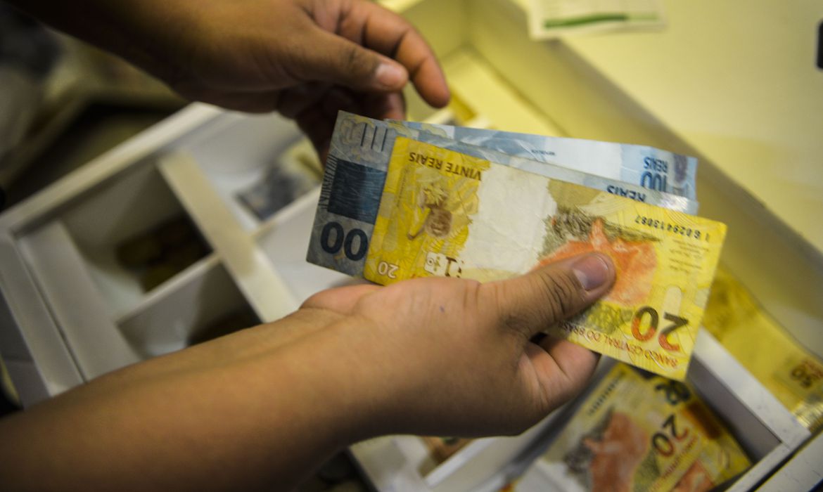 Beneficiários com NIS final 6 recebem hoje Auxílio Brasil