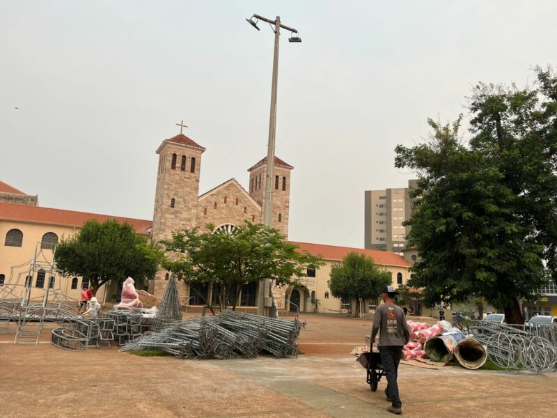 Decoração do Dourados Brilha começa a chegar na Praça Antônio João
