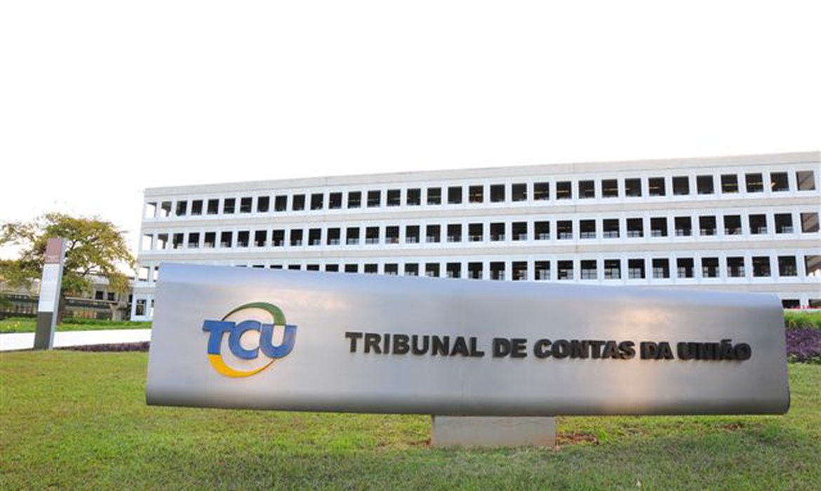 Ministro do TCU suspende compra de kits de robótica pelo FNDE