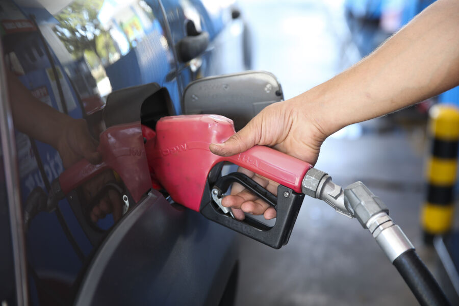 Julho termina com preço médio da gasolina em R$ 5,37; valor não ficava abaixo de R$ 6 há um ano