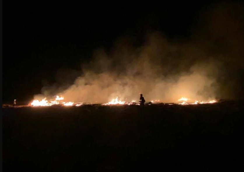 Equipes da Prefeitura ajudam no combate ao incêndio na região do Aeroporto em Dourados