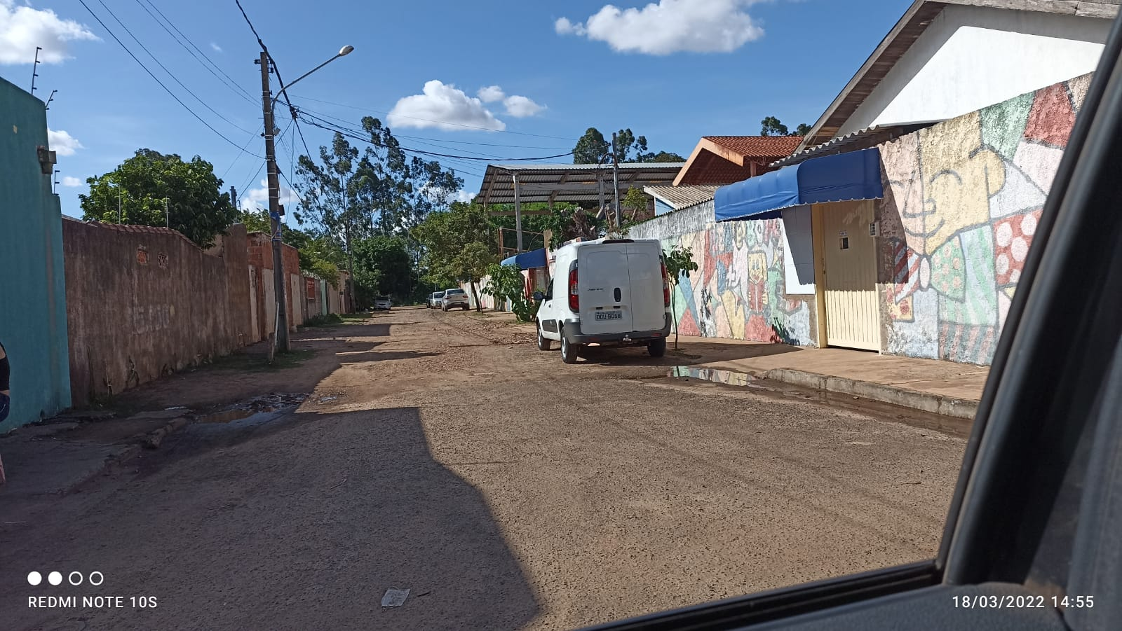 Com rua “sujeita ao tempo”, Neno Razuk solicita pavimentação em via de escola da Capital