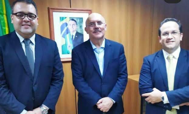 Decreto dá fim à intervenção da UFGD, um dia após a prisão de ministro envolvido na trama