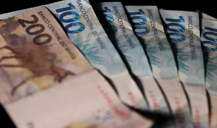 Receita paga hoje lote residual de restituição do Imposto de Renda