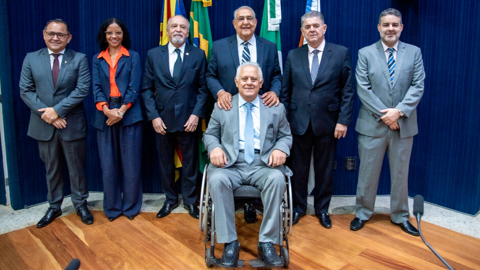 Reajuste de 89% em salário de conselheiro do TCE é ilegal, mas MPE é contra suspensão