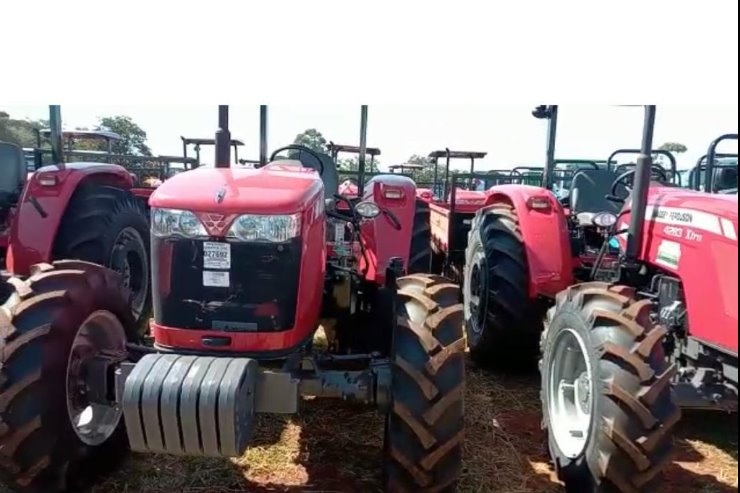 Governador atende pedidos de Neno Razuk e entrega maquinários para agricultores do Estado