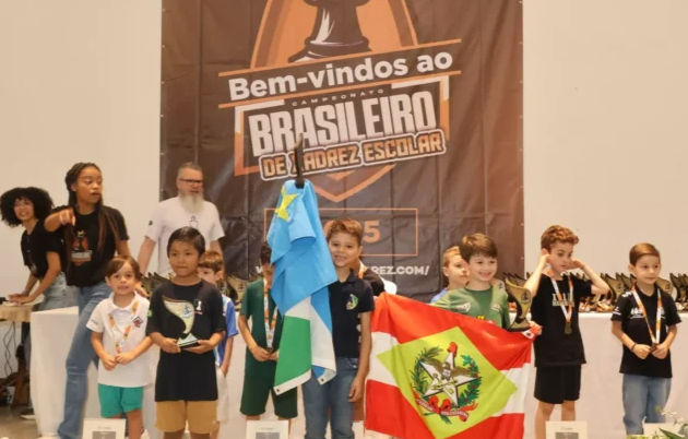 Vitor Gabriel, de 7 anos, é bicampeão brasileiro de xadrez e leva MS ao pódio nacional