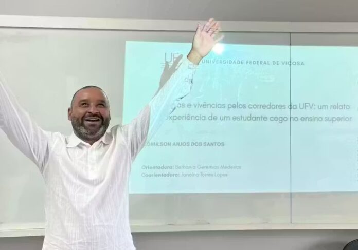 Estudante cego, que começou a estudar com 20 anos, termina faculdade de Pedagogia aos 43