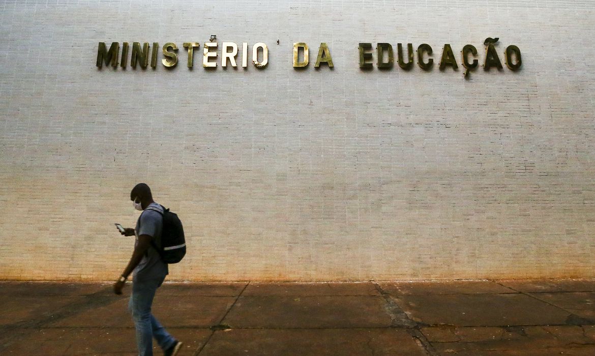 MEC prorroga para 26 de maio convocação da lista de espera do Fies