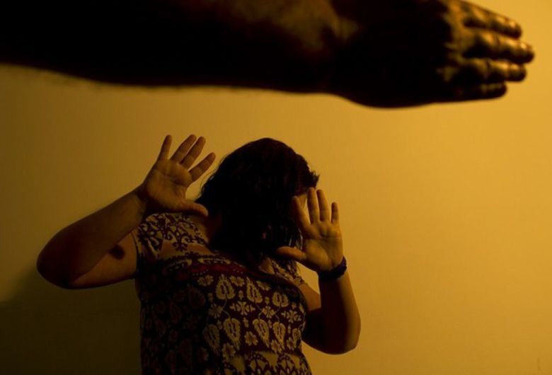 Projeto prevê até 10 anos de prisão para lesão corporal que causa marca permanente em mulher