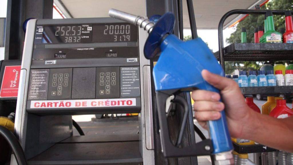 Efeito da queda do ICMS na gasolina e etanol deve chegar aos consumidores a partir desta semana