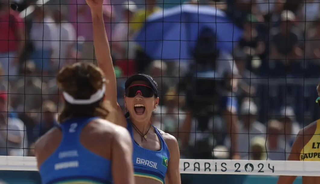 Vôlei de praia: Carol e Bárbara voltam a vencer e avançam às oitavas