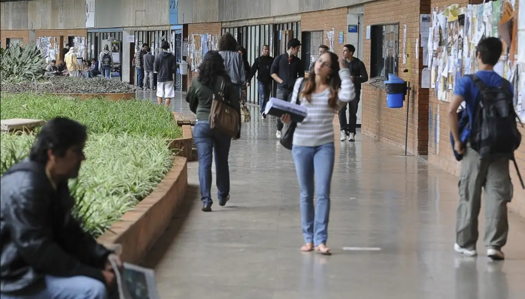 Estudantes de licenciatura podem se cadastrar para concorrer a bolsas