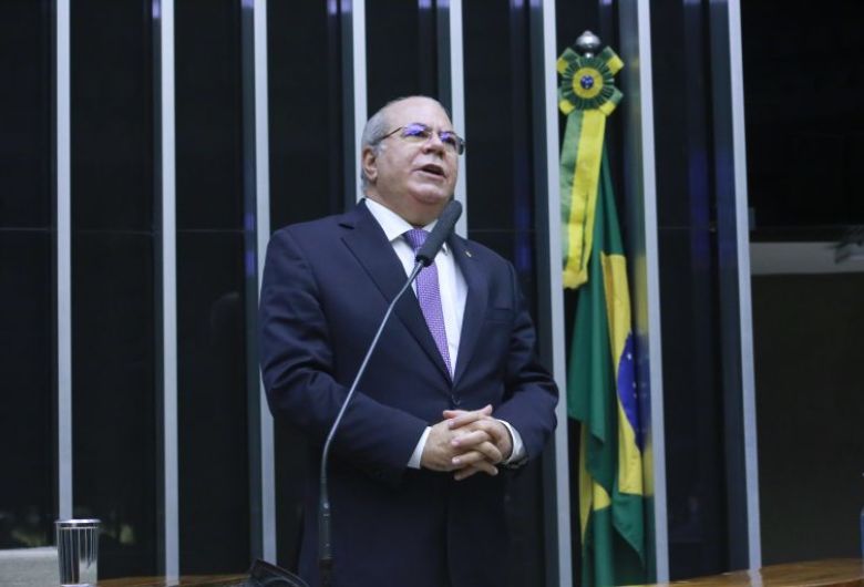 Proposta altera piso salarial de professores a pedido de prefeitos