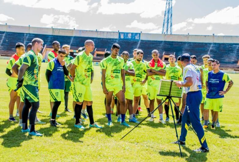 Chiquinho segura empolgação no Dourados AC, mesmo com ampla vantagem nas quartas