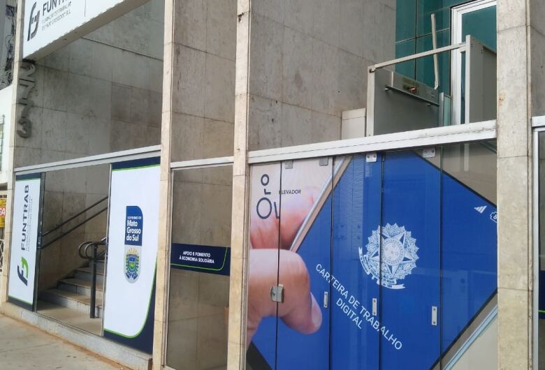 Empresas abrem vagas para atendentes e auxiliares de linha de produção