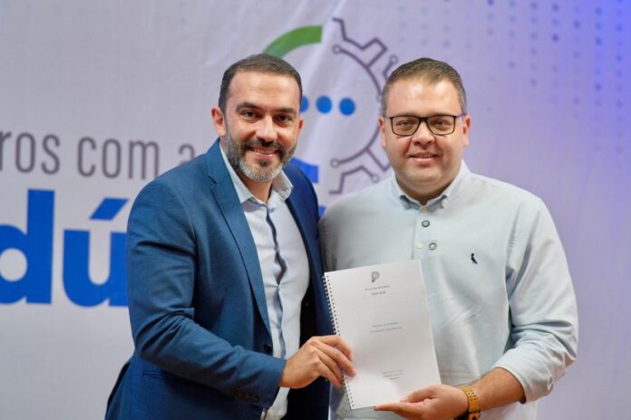 Candidato à reeleição, Alan Guedes entrega Plano de Governo ao setor industrial