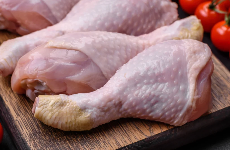 Frango: maior oferta no mercado interno por suspensão de exportações derruba preços