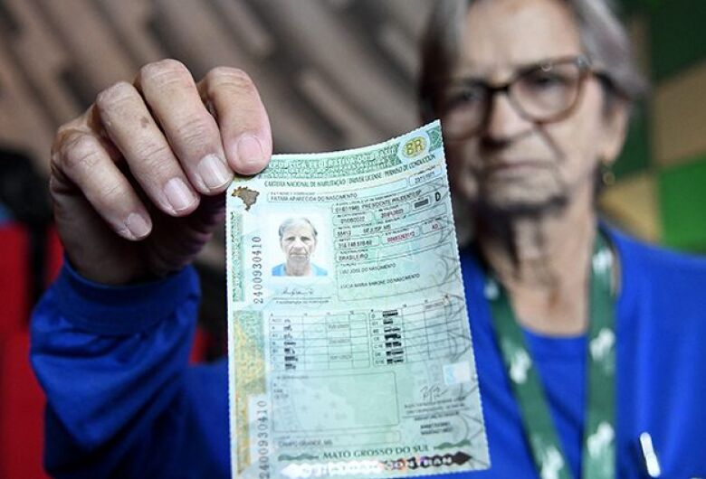 No MS, idosa de 75 anos é a primeira do Brasil a receber nova CNH
