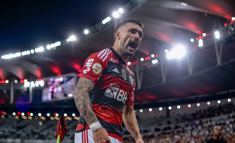 Flamengo vence Bragantino e entra na briga pelo título do Brasileiro