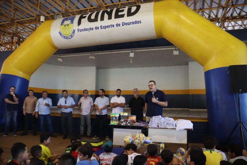 Prefeitura inicia entrega de materiais e uniformes do Programa Esporte e Lazer para Todos