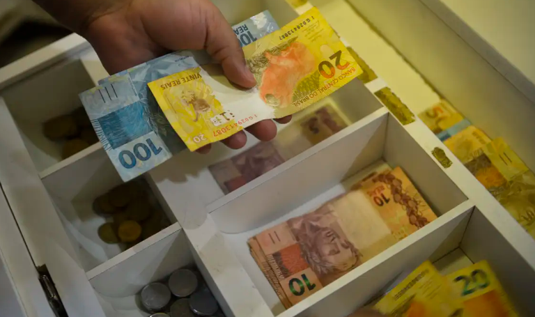 Salário mínimo de R$ 1.412 entra em vigor nesta segunda-feira